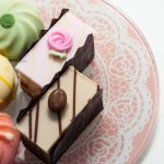 敬老の日のプレゼントでおばあちゃんへのかわいい洋菓子やおしゃれな花とスイーツセット